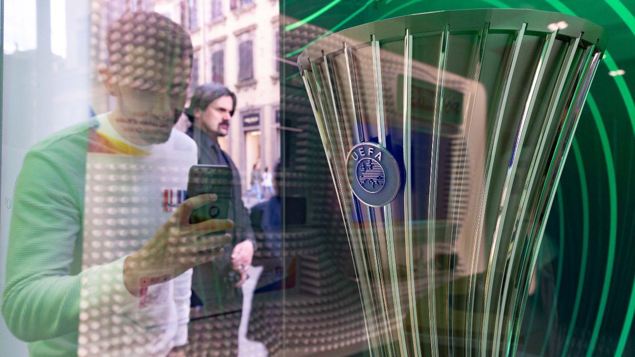 La coppa della Conference League esposta un anno fa nel negozio Sky a Firenze