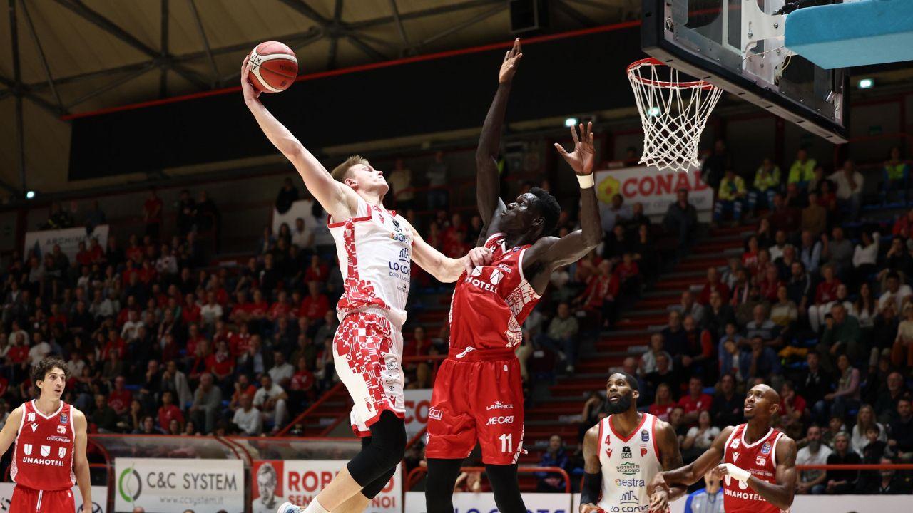 Silins schiaccia a canestro