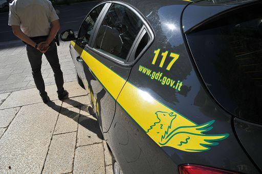 
	Una macchina della Guardia di Finanza (foto d'archivio)

