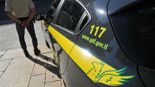 Una macchina della Guardia di Finanza (foto d'archivio)
