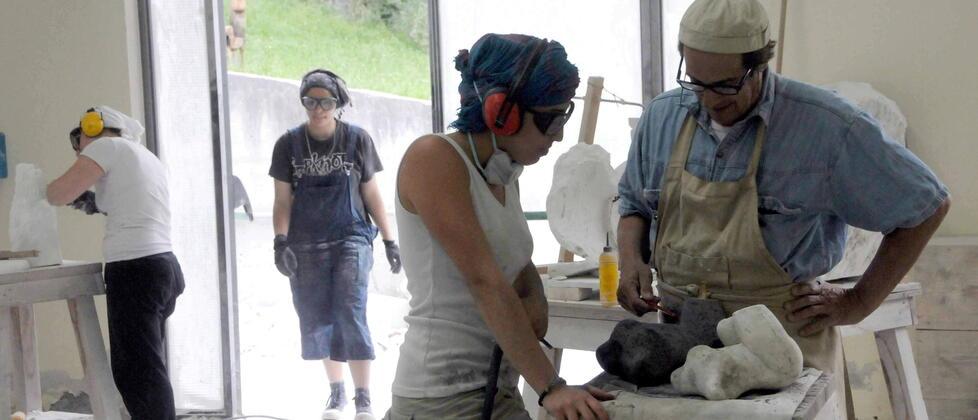 
	Un laboratorio di scultura in Padula (foto di archivio)

