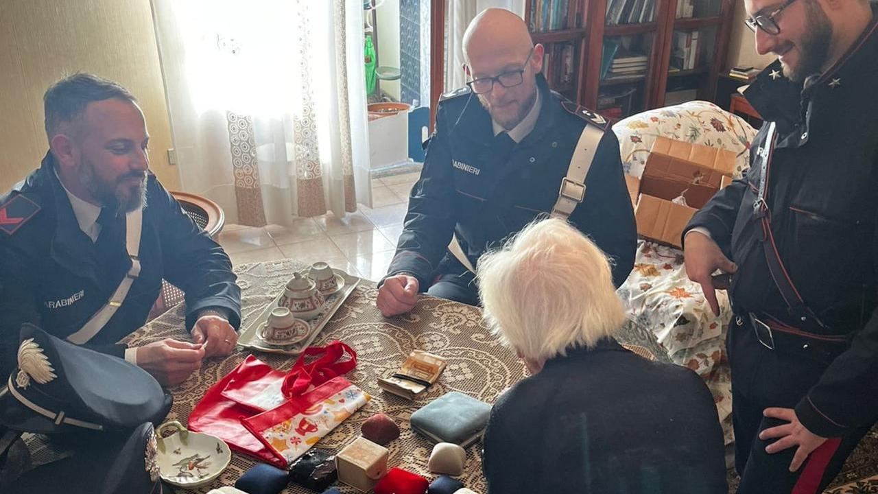 I carabinieri le restituiscono soldi e gioielli rubati: la commozione di una 92enne