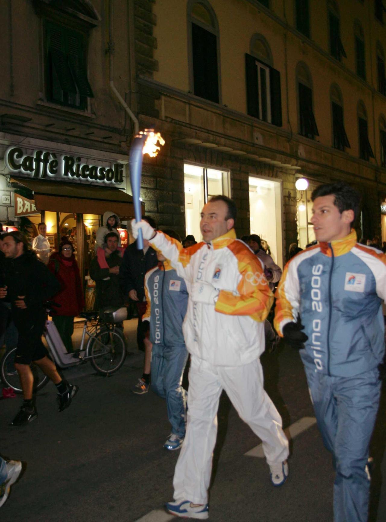 
	La Fiamma olimpica durante il passaggio a Livorno nel 2005

