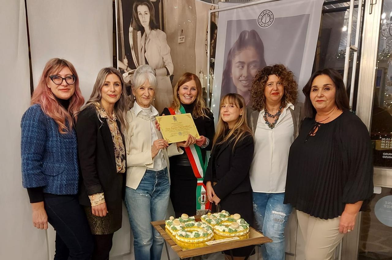 
	Il riconoscimento del sindaco di Seramazzoni a&nbsp;Cesarina Cadeggianini e allo staff&nbsp;di Cesy &Eacute;quipe parrucchieri

