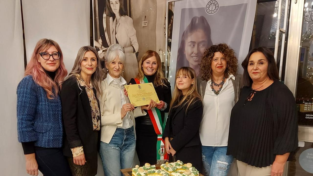 Il riconoscimento del sindaco di Seramazzoni a Cesarina Cadeggianini e allo staff di Cesy Équipe parrucchieri