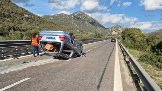 Scontro tra auto sulla 131 dcn: carro funebre si ribalta, strada chiusa al traffico