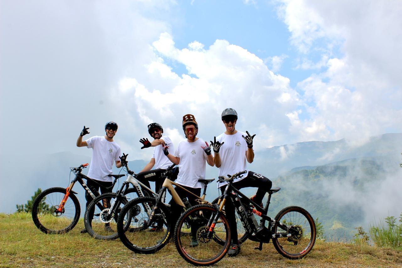 
	Andrei, Gianluca, Manuel e Michele, fondatori di Cimone Enduro District, sulle loro mountain bike

