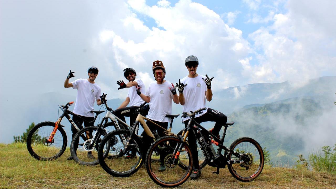 Andrei, Gianluca, Manuel e Michele, fondatori di Cimone Enduro District, sulle loro mountain bike