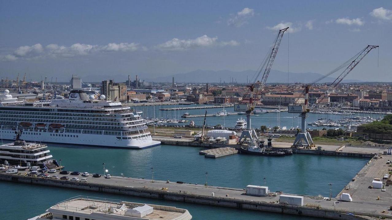 Uno scorcio del porto di Livorno (foto Franco Silvi)