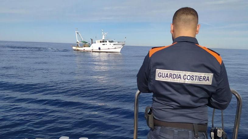 Gli uomini della Capitaneria di porto in azione (foto di archivio)
