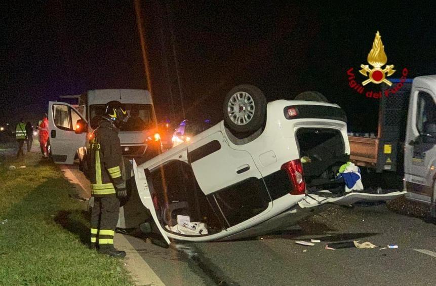 Incidente sulla 131: tre auto si scontrano e una finisce con le ruote all’aria