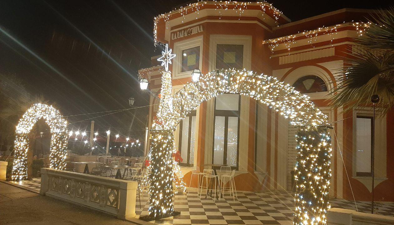 Livorno e la sua Baracchina Rossa vestita a feste natalizie