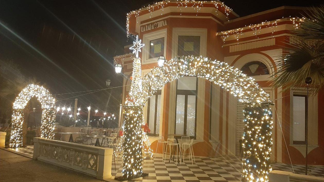 Livorno e la sua Baracchina Rossa vestita a feste natalizie