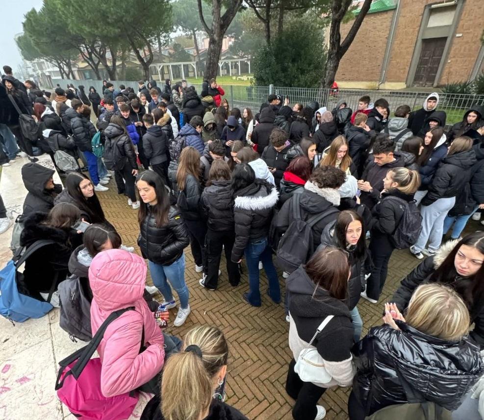 Lido Estensi, intervallo in cortile ma solo col prof: al Remo Brindisi scatta lo sciopero