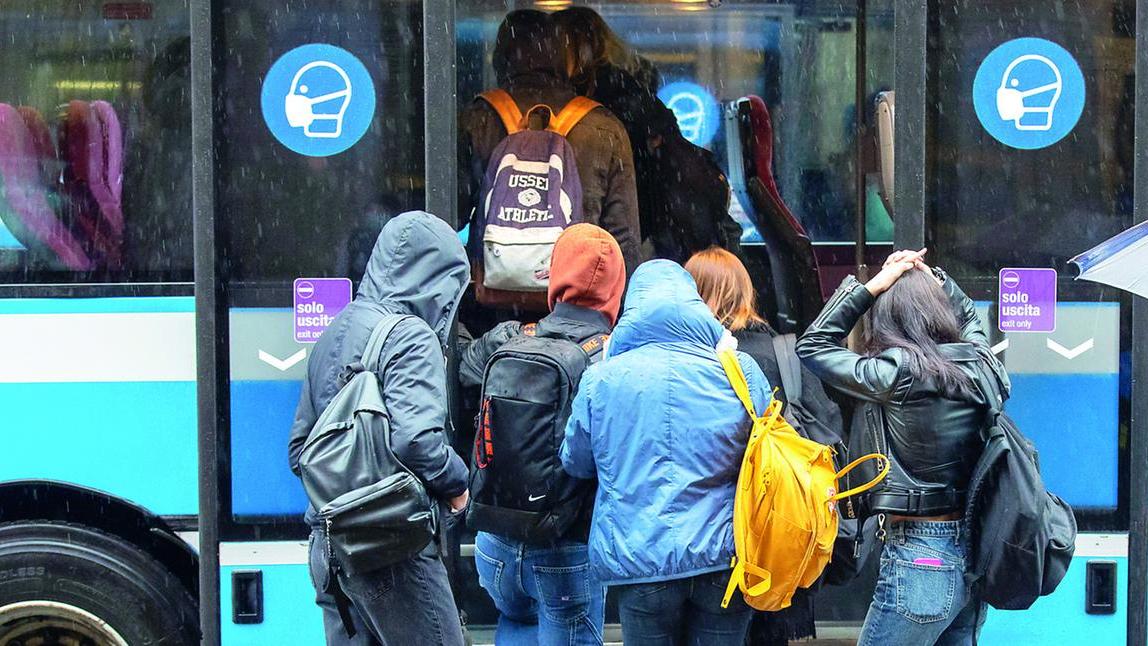 Coltelli, droga e bullismo sugli autobus a Ferrara