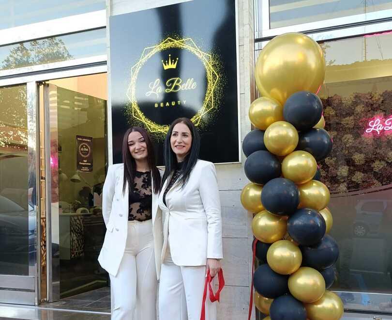 
	Le titolari de &ldquo;La Belle Beauty&rdquo; davanti alla loro attivit&agrave;

