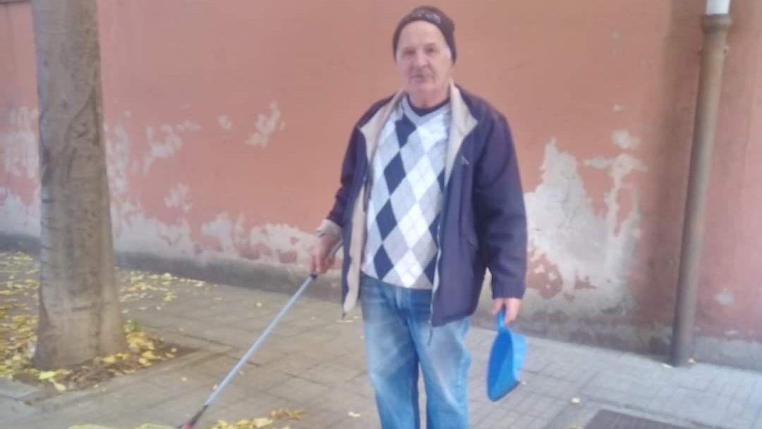 “Burro”, il pensionato che ama il suo quartiere e ogni giorno pulisce le strade