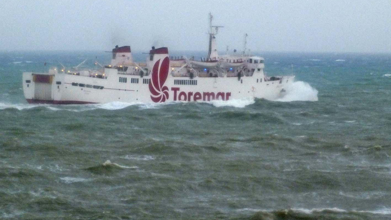 
	Un traghetto Toremar nel canale (foto Paolo Barlettani)

