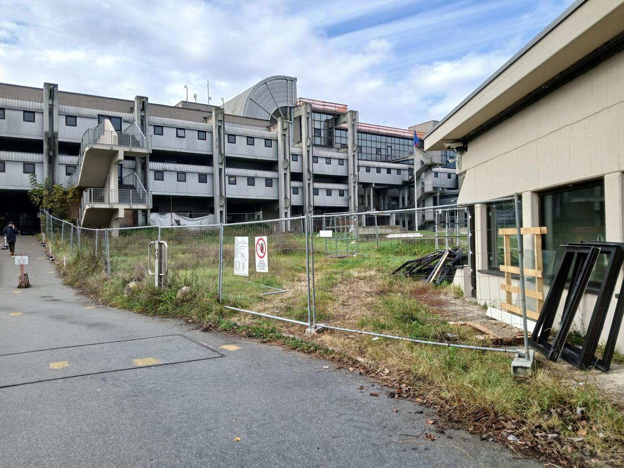 
	Il "cantiere infinito" per la costruzione di una scala all'ingresso del Palazzo di giustizia

