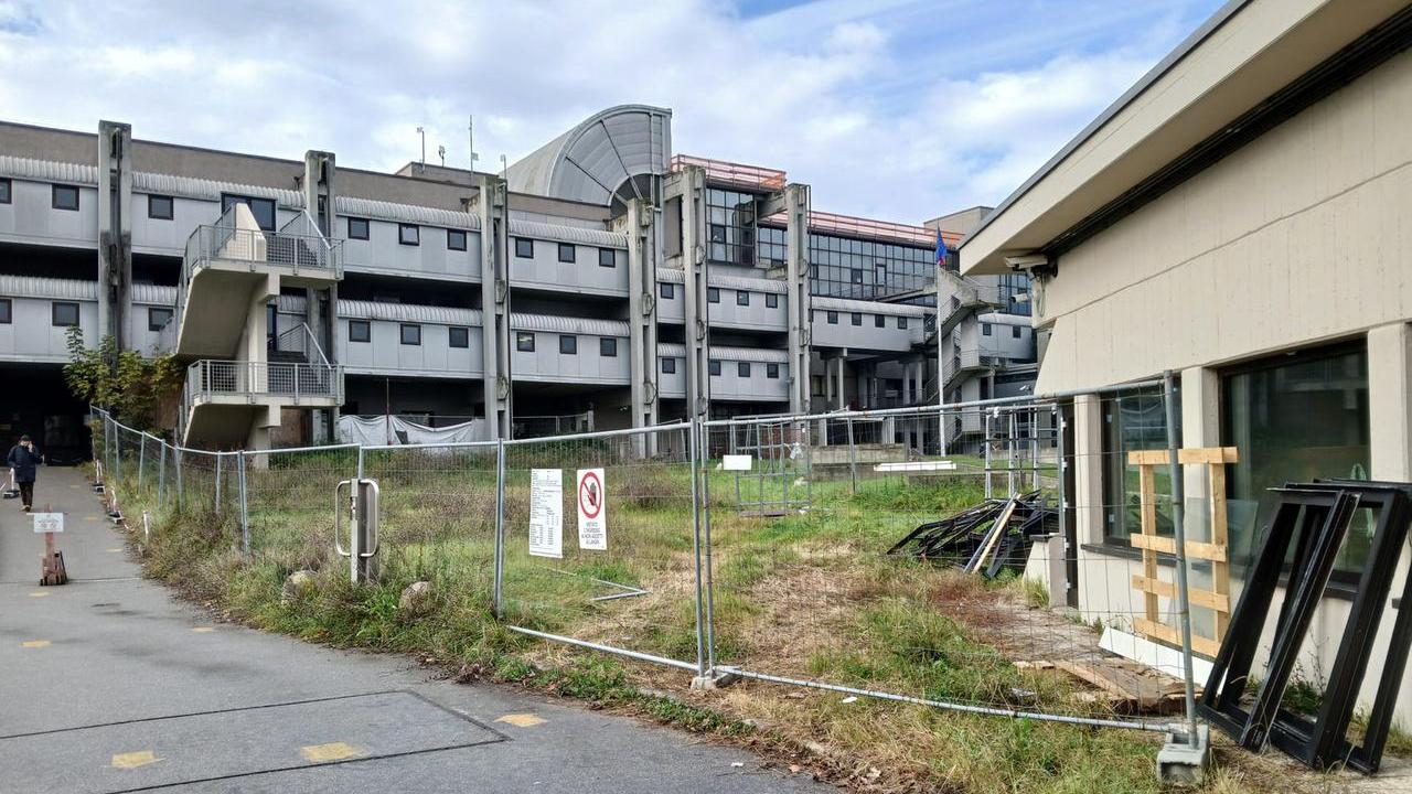 Il "cantiere infinito" per la costruzione di una scala all'ingresso del Palazzo di giustizia