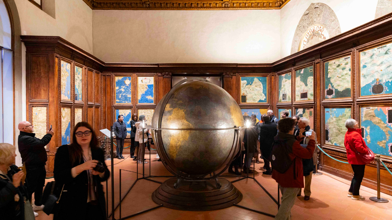 Una vista della Sala delle Carte geografiche di Palazzo Vecchio restaurata
