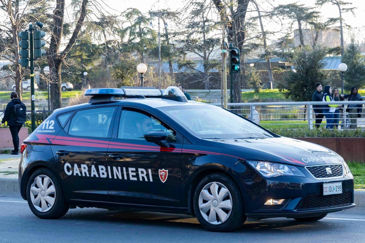 Firenze, rimprovera i ragazzi in strada per averlo spinto e lo picchiano