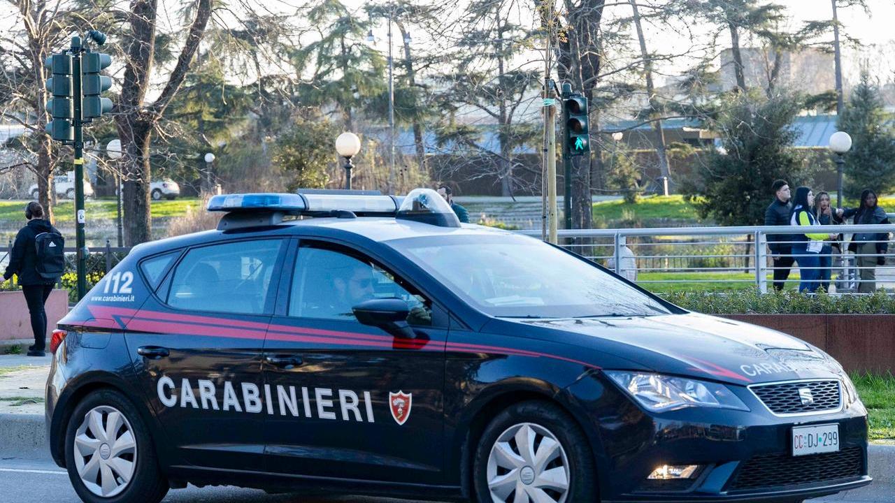 Firenze, rimprovera i ragazzi in strada per averlo spinto e lo picchiano