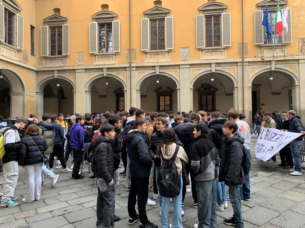 
	Gli studenti dell'Istituto Buzzi in piazza del Comune

