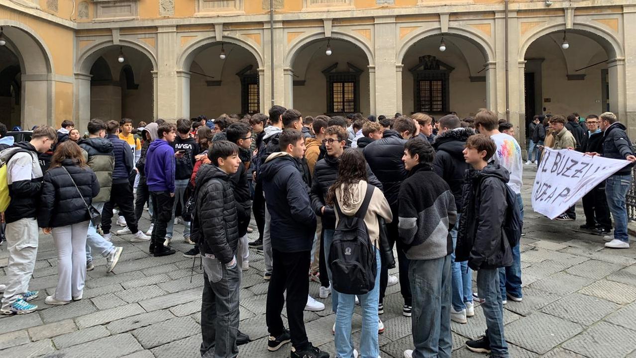Gli studenti dell'Istituto Buzzi in piazza del Comune