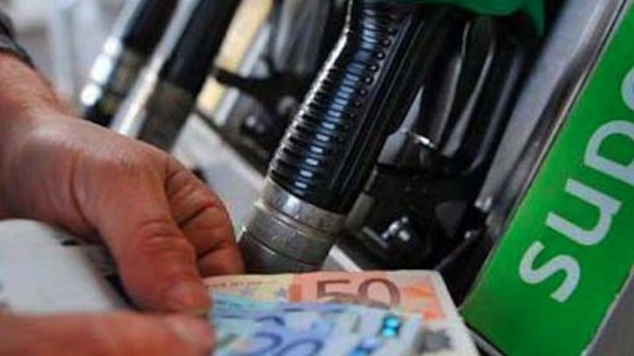 Pompe di carburante(foto d'archivio)