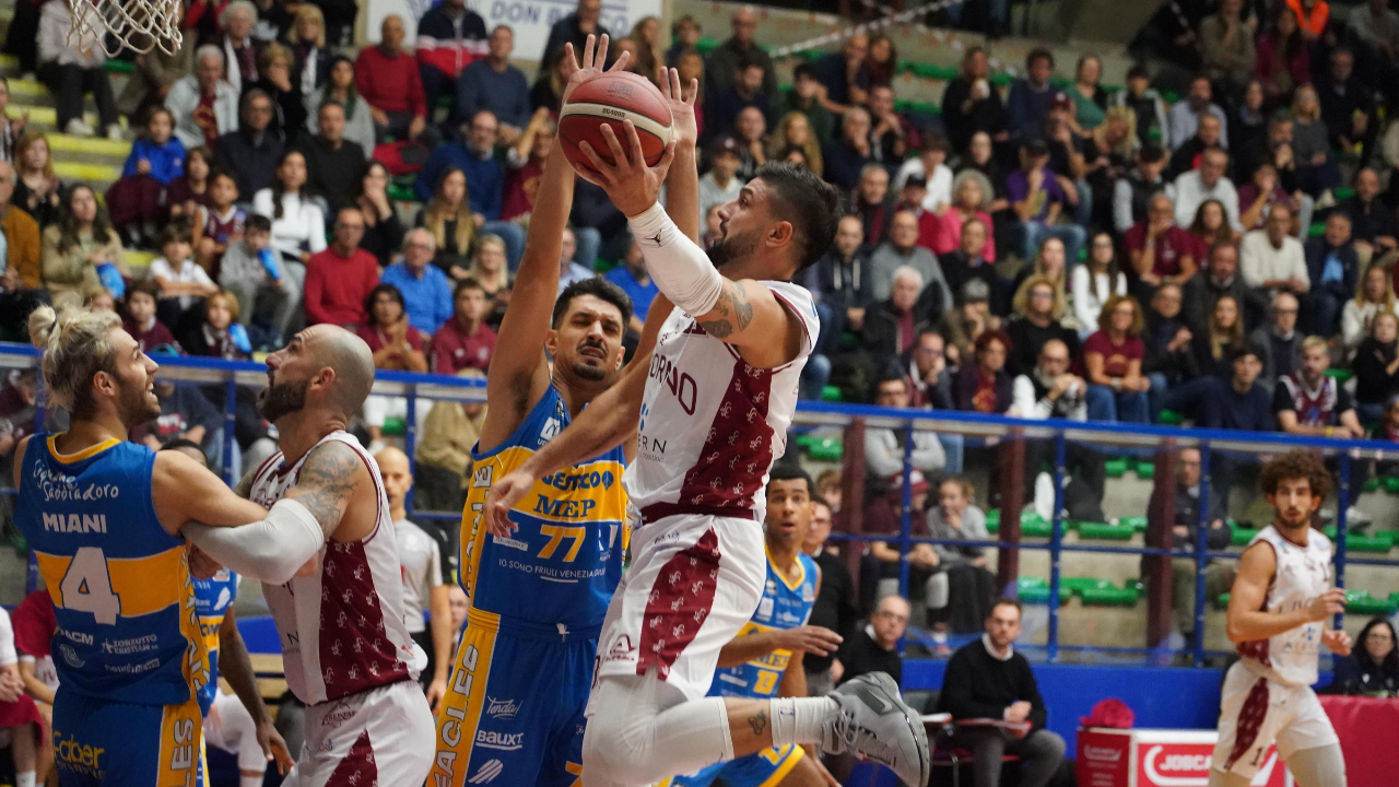 Dell’Agnello in difesa su Italiano nel match giocato al PalaMacchia