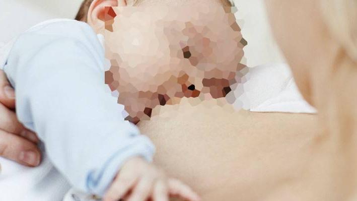 Modena, fuma crack e allatta la figlia. Ora la bambina ha gravi problemi di salute