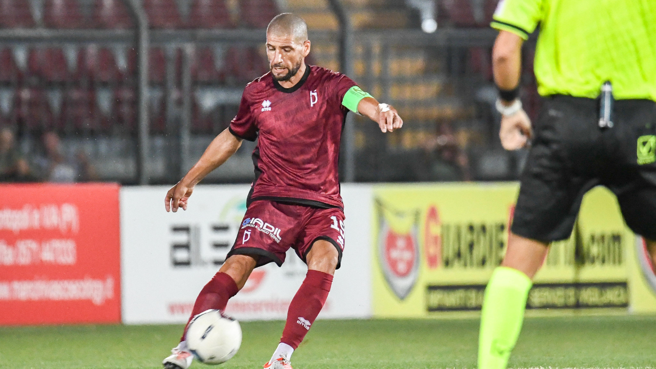 Marco Espche capitano e leader difensivo della truppa granata in azione con la maglia del Pontedera (foto Silvi)