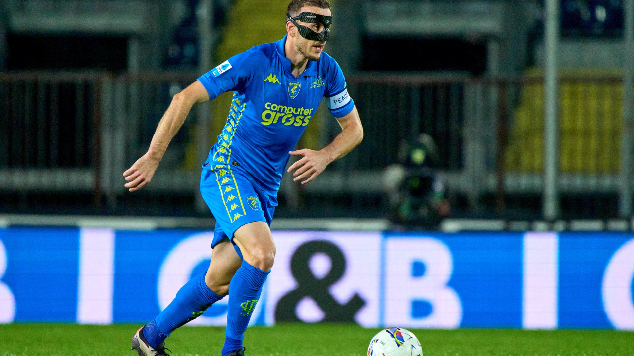 Ardian Ismajli in versione uomo-mascherato quando scendava in campo con una maschera protettiva giocando noostante avesse una frattura al naso (foto Juri Autovino)