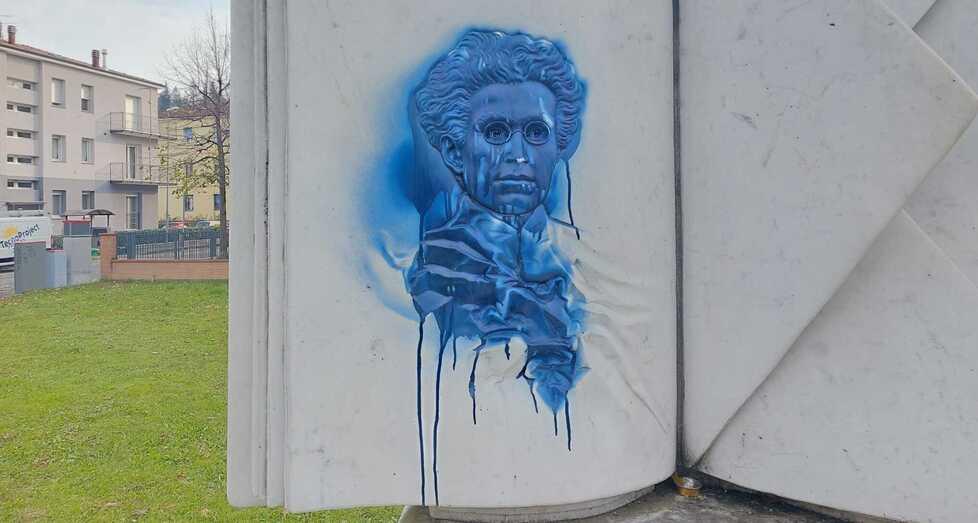 Savignano, vandali imbrattano il monumento dedicato a Gramsci con bombolette spray
