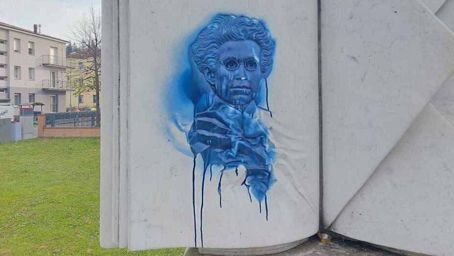 Savignano, vandali imbrattano il monumento dedicato a Gramsci con bombolette spray