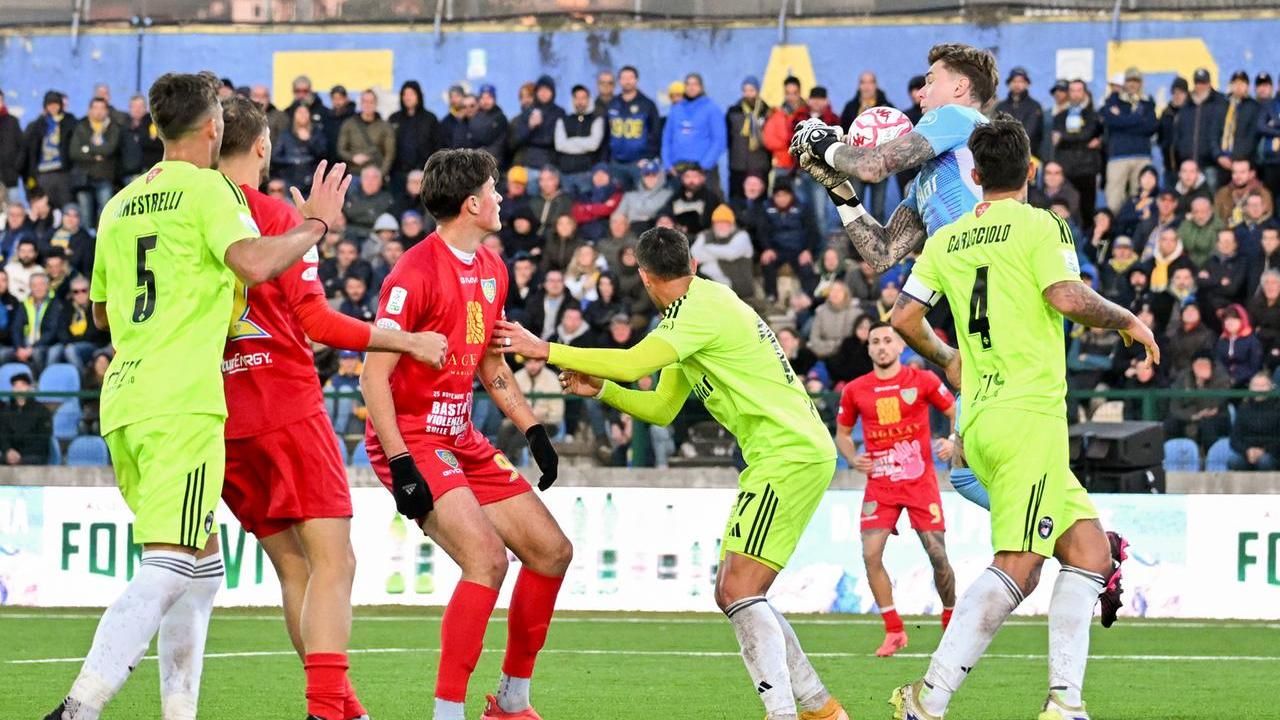 Un momento di Carrarese- Pisa che si è giocata sabato scorso allo stadio dei Marmi e che ha visto gli azzurri battere gli avversari 1-0