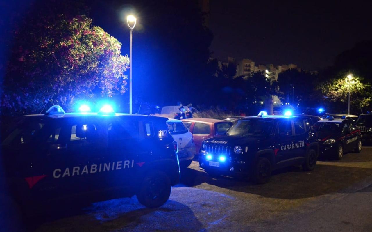 Urina sulla vetrata del bar della stazione e aggredisce i carabinieri: arrestato