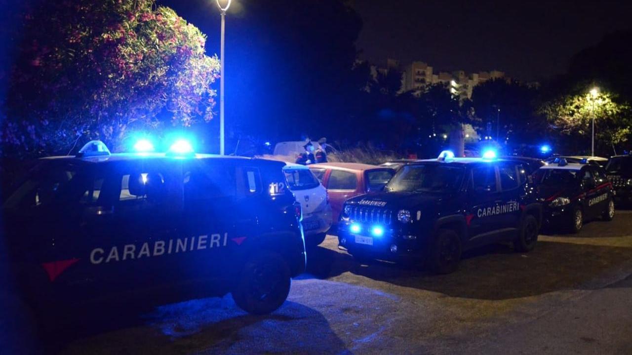 Urina sulla vetrata del bar della stazione e aggredisce i carabinieri: arrestato