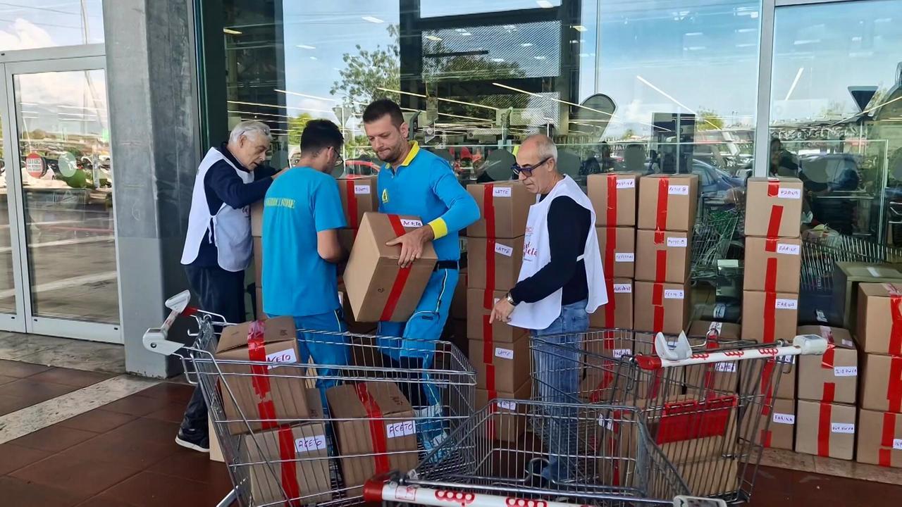 Alcuni volontari impegnati nella raccolta alimentare