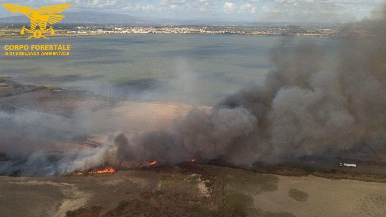 Diede fuoco a un cumulo di rifiuti, denunciato per incendio colposo