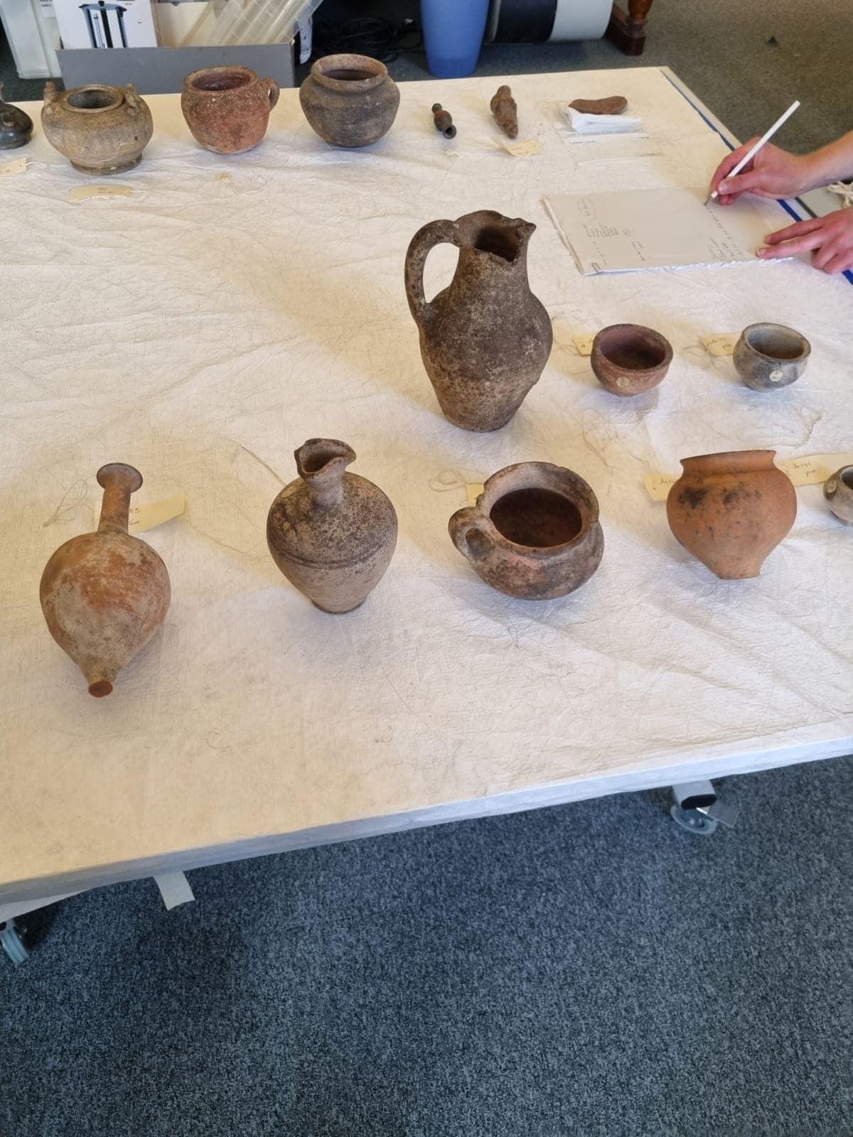 Reperti del patrimonio archeologico brocche, piatti, statue votive di Tharros