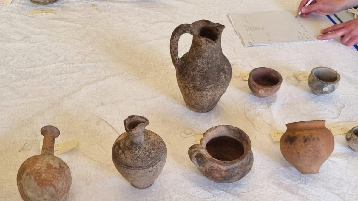 Reperti del patrimonio archeologico brocche, piatti, statue votive di Tharros