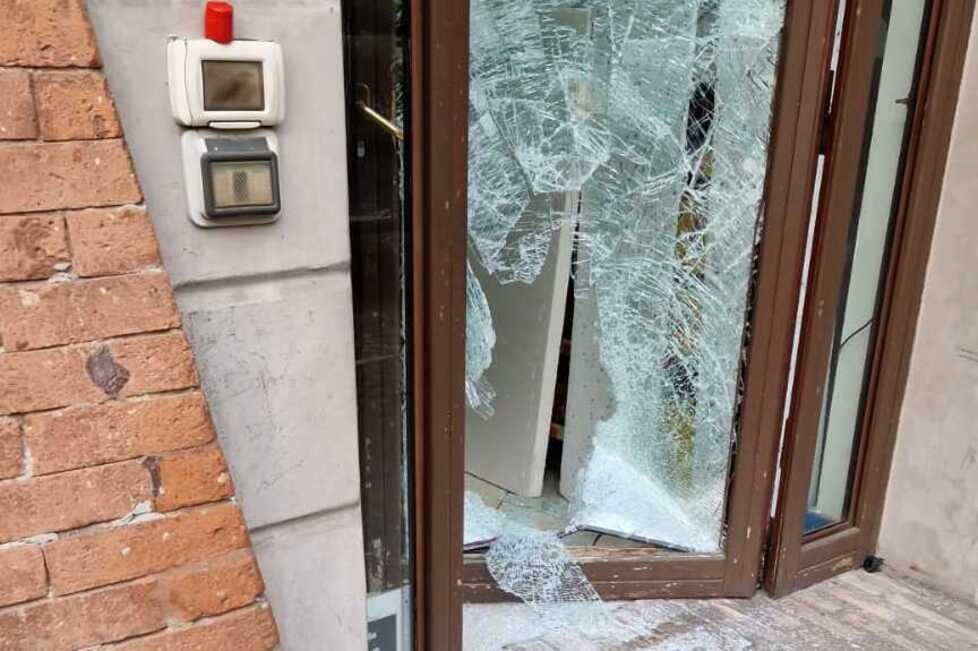 Modena, i ladri si lanciano con lo scooter contro la vetrina di un negozio e rubano l'incasso