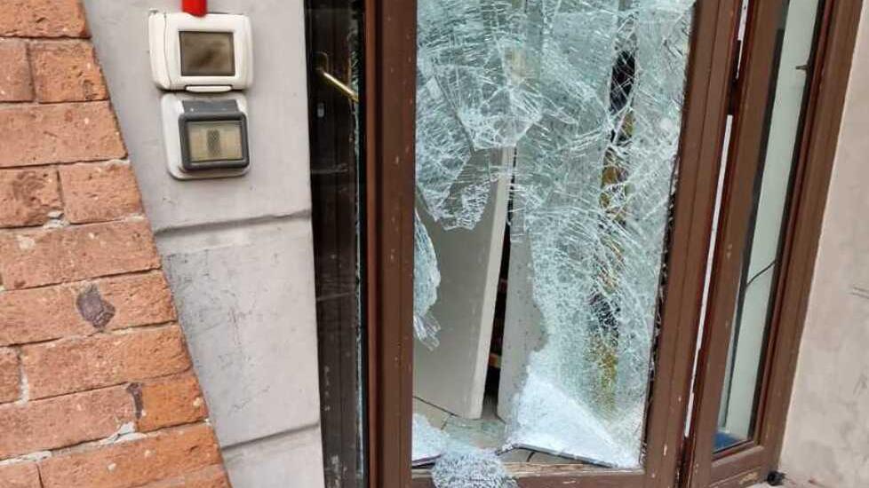 Modena, i ladri si lanciano con lo scooter contro la vetrina di un negozio e rubano l'incasso