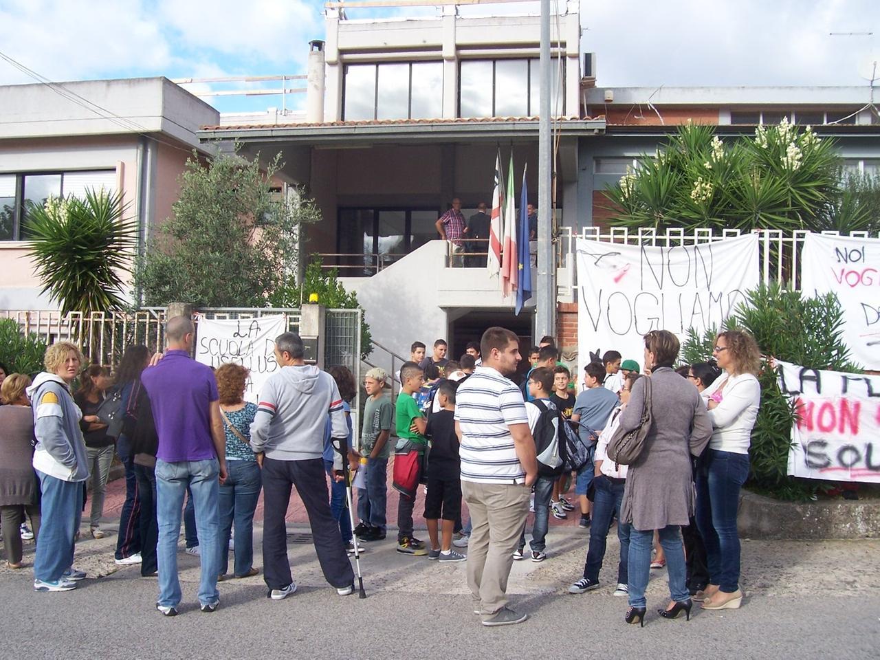 -
ALES   La protesta dei genitori contro l' accorpamento di una scuola.