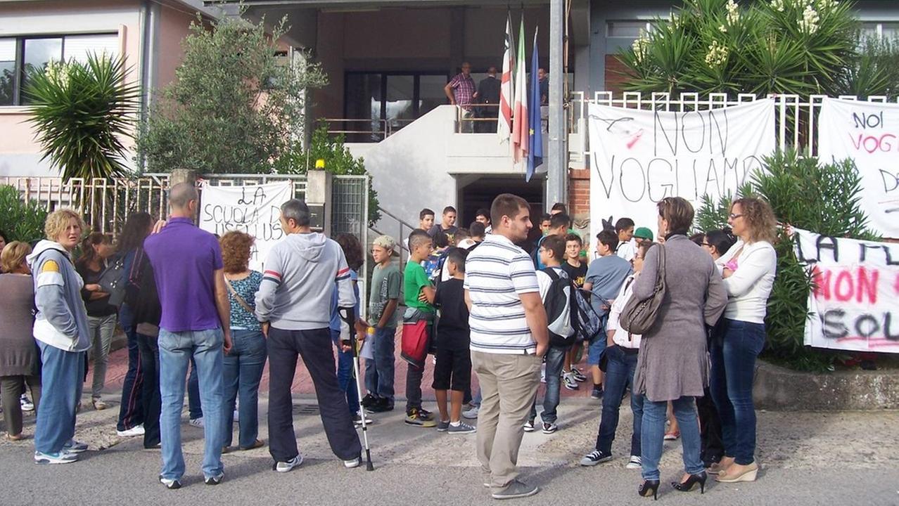 -
ALES La protesta dei genitori contro l' accorpamento di una scuola.