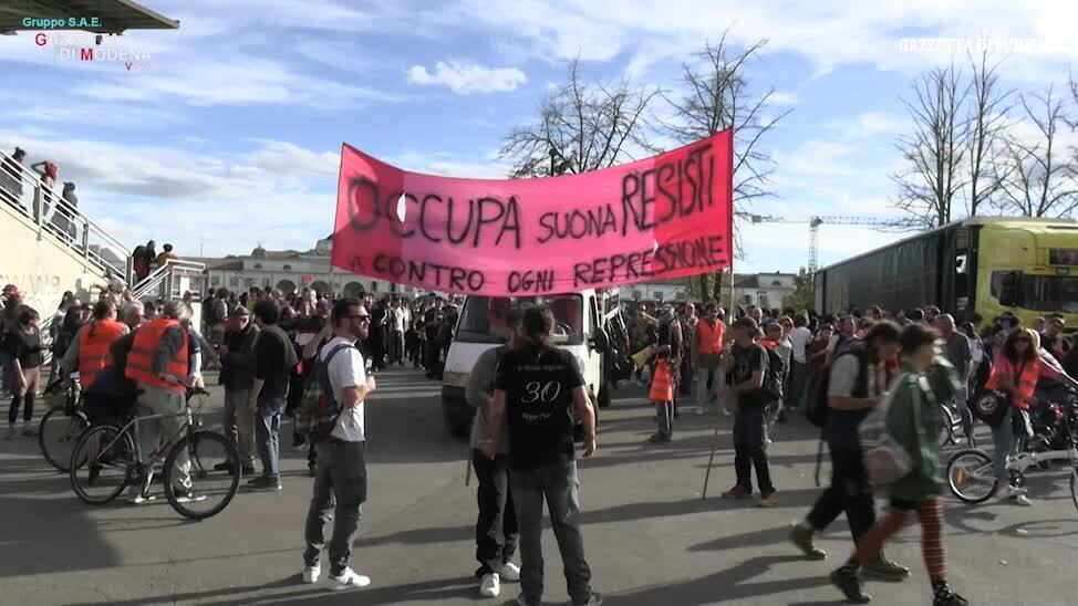 Tornano gli anarchici a Modena: c’è la street parade