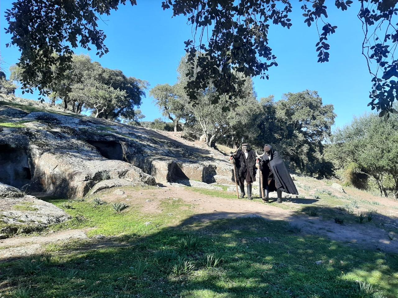 
	Le domus de janas di Brodu con la&nbsp;maschera&nbsp;di Oniferi Sos Maimones


