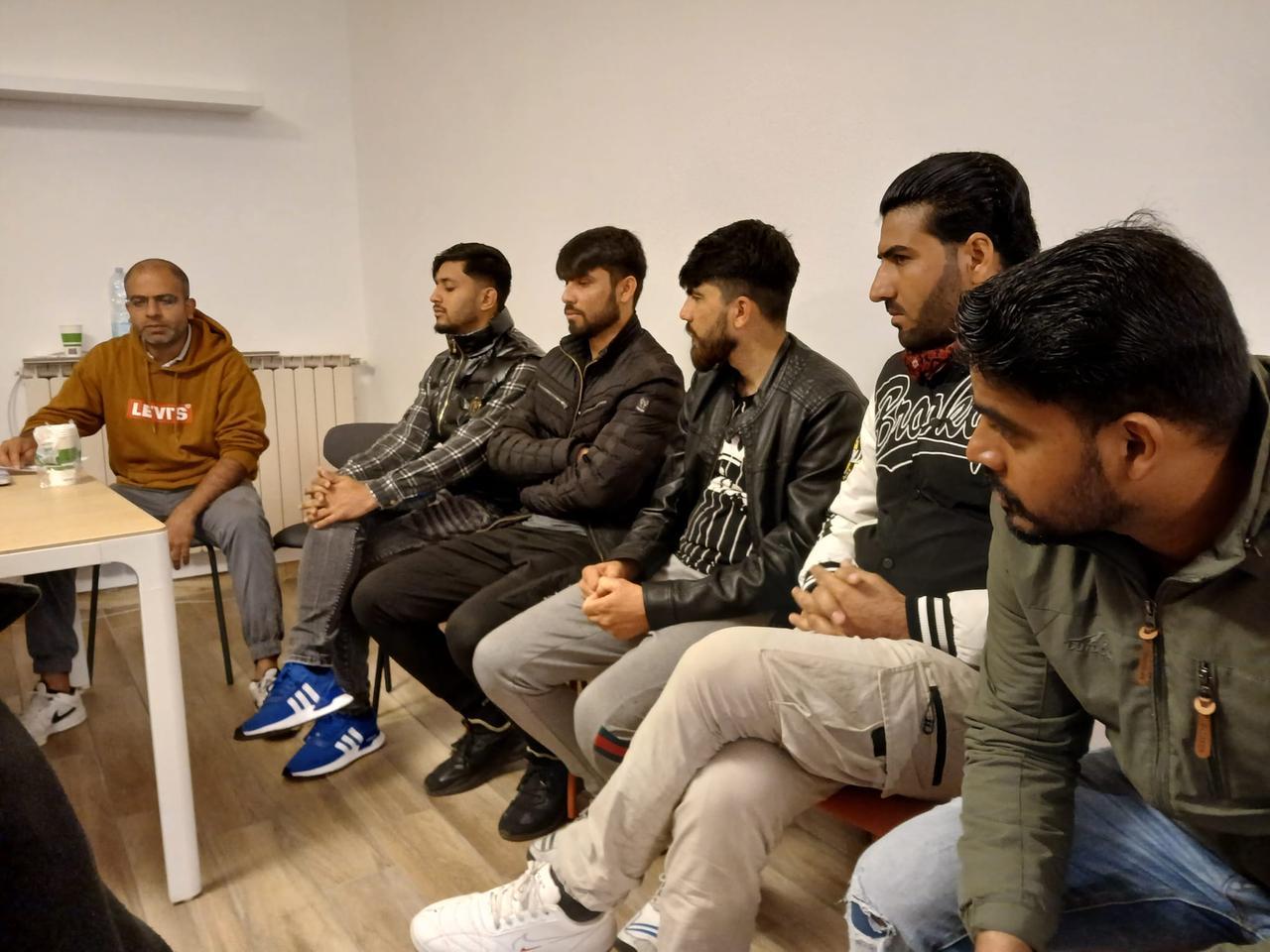 
	Gli operai pachistani nella nuova sede del Sudd Cobas in via San Jacopo


